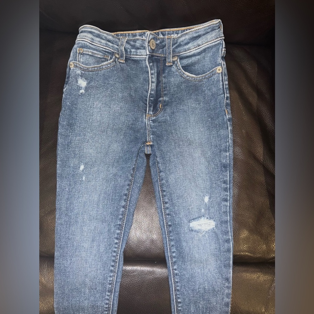High-Rise Skinny Ankle Jeggings and blue cotton T with embroidered stars. - Picture 5 of 13